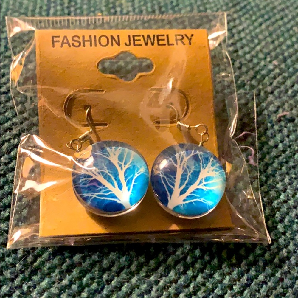 $3 w/purchase NIB Brilliant Blue Earrings